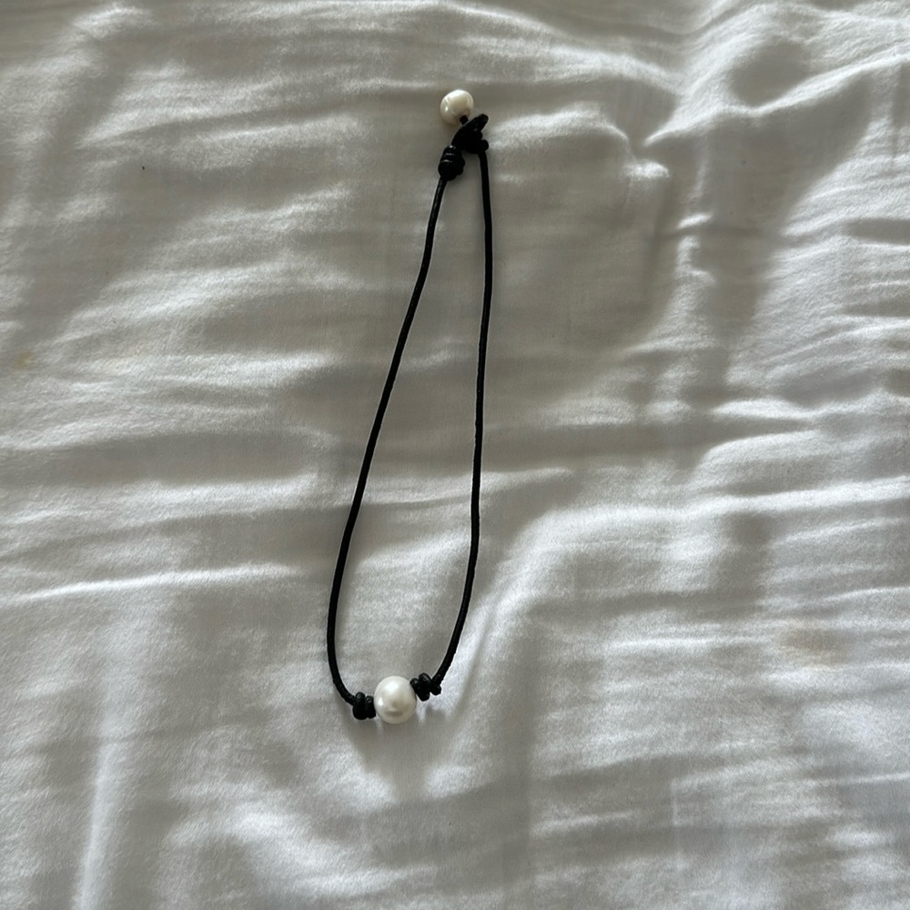 black and pearl necklace